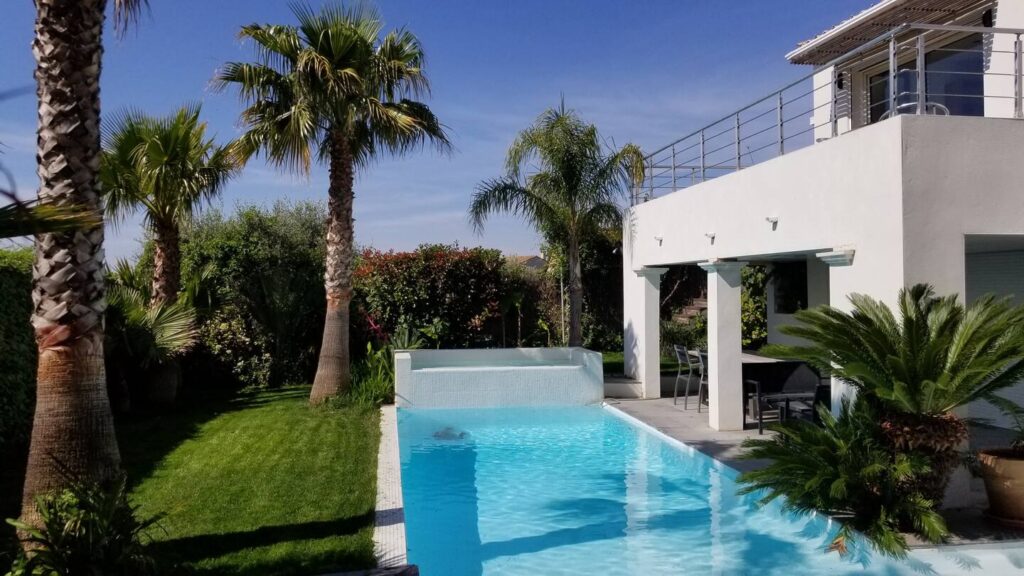 villa californie montbazin palmiers piscine location vacances