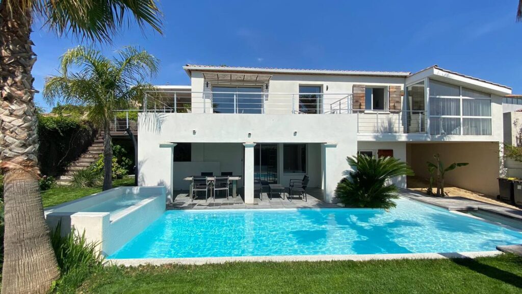 villa californie montbazin palmiers piscine location vacances