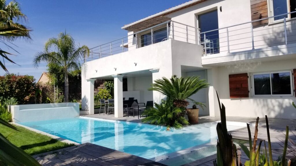 villa californie montbazin palmiers piscine location vacances