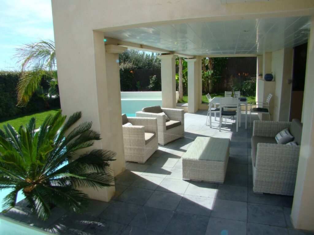 villa californie montbazin palmiers piscine location vacances