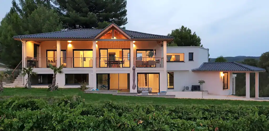 Villa Lodge Plaissan luxe vignoble piscine intérieure location vacances