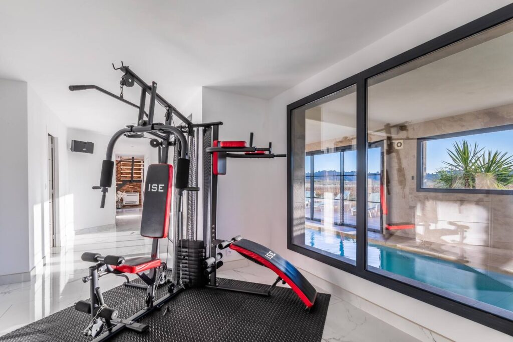 villa lodge plaissan design luxe location vacances salle de sport piscine