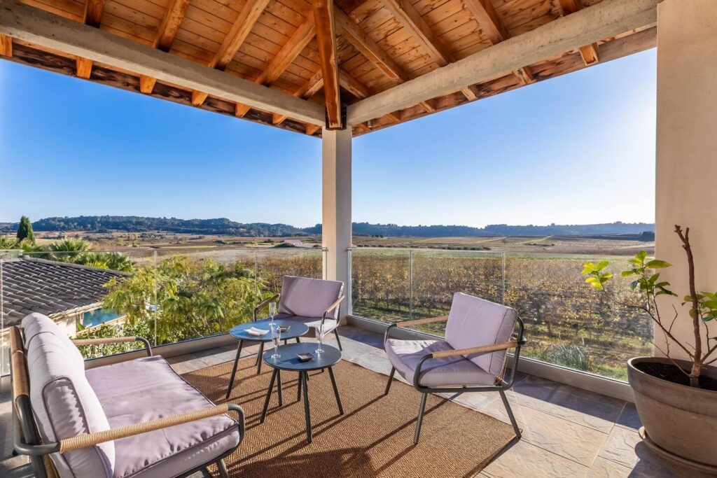 villa lodge plaissan terrasse couverte vignoble vue