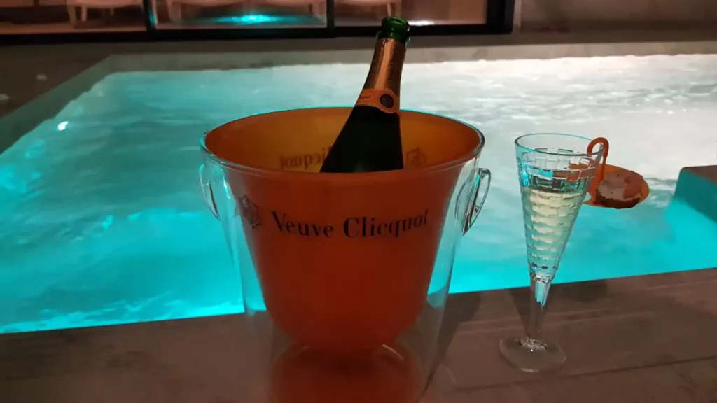 villa lodge plaissan location vacances piscine intérieure chauffée