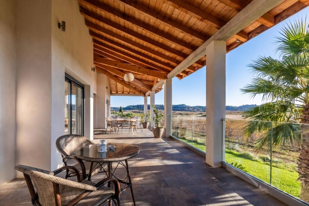 villa lodge plaissan terrasse couverte vignoble vue