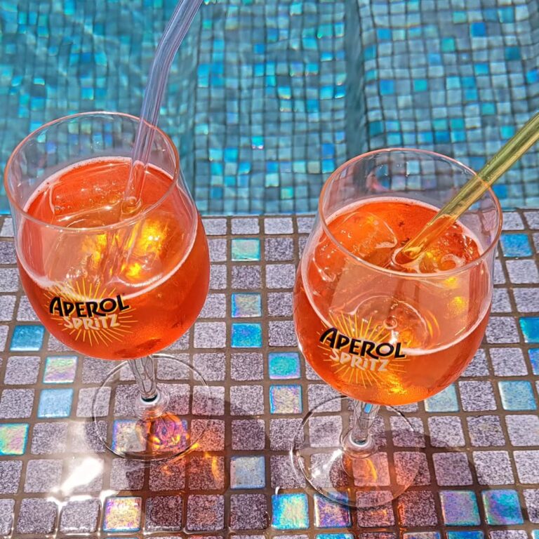 Aperol spritz bord piscine villa SCL Plaissan