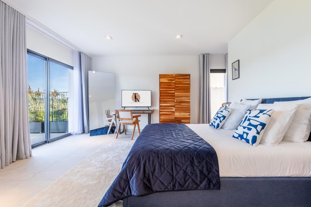 INT.1.CH1.P-LARGE(CR6_7579-HDR-Modifier)-Booking