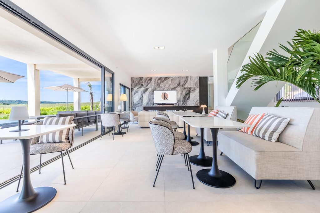 INT.E0.PAV.P-LARGE(CR6_7674-HDR-Modifier)-Booking