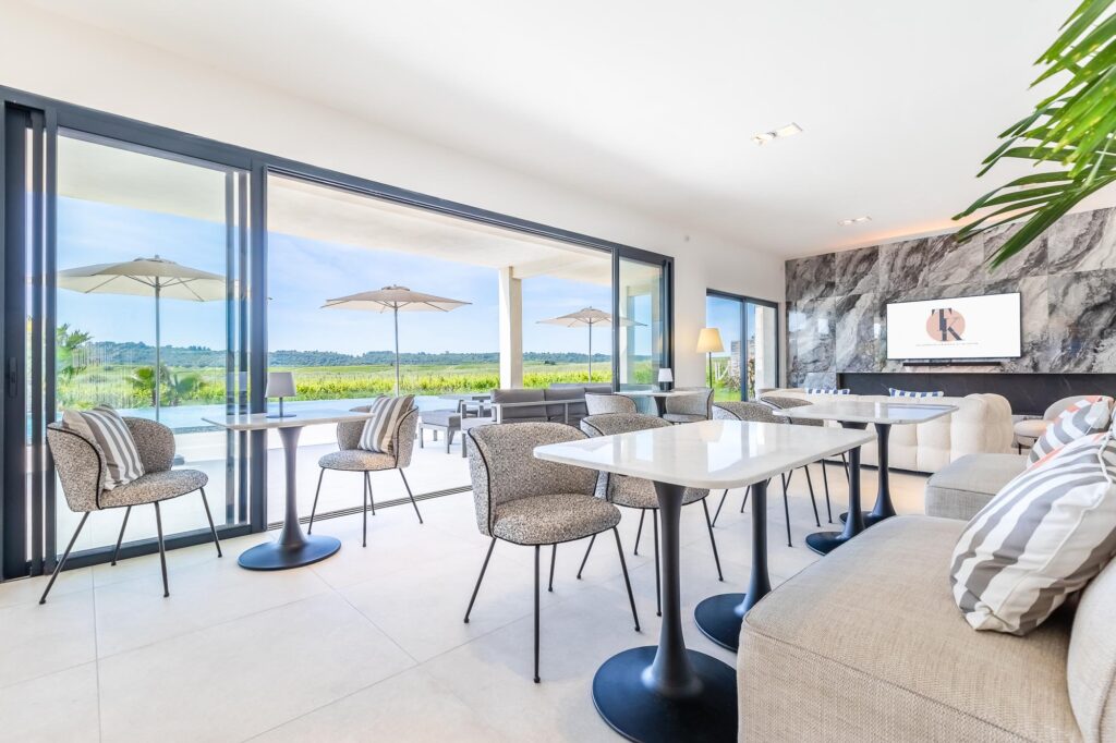 INT.E0.PAV.P-LARGE(CR6_7680-HDR-Modifier)-Booking