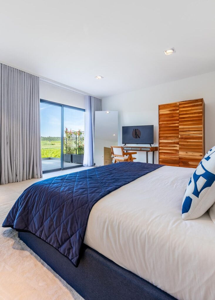 INT.E1.CH1.DT(CR6_7597-HDR)-Booking