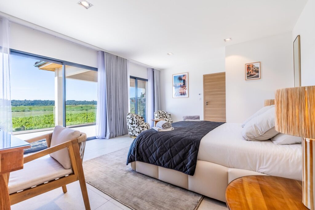 INT.E1.CH2.P-LARGE(CR6_7545-HDR-Modifier)-Booking