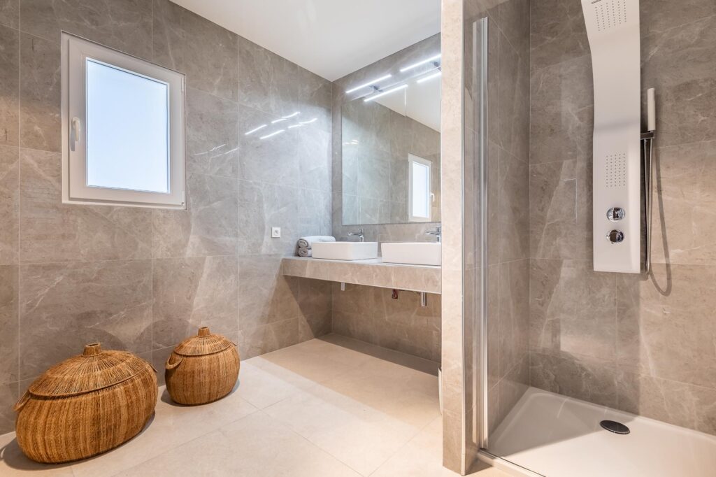 INT.E1.SB.P-LARGE(CR6_7630-HDR)-Booking