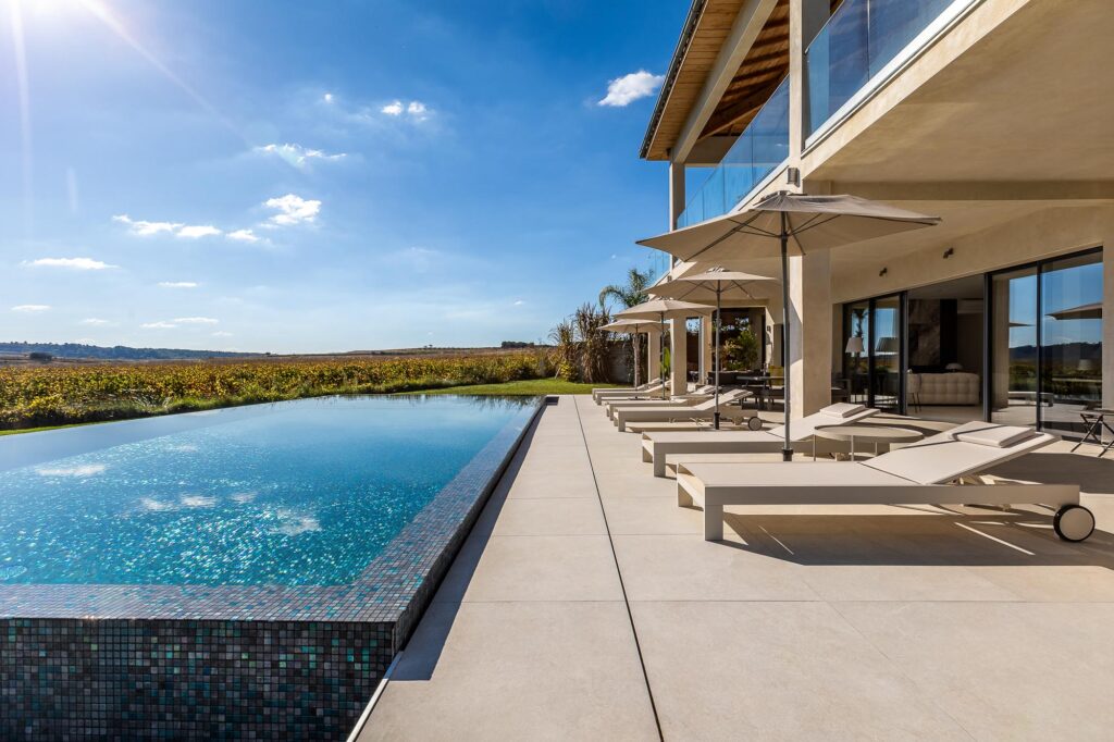 EXT.E0.DT(CR6_1855-HDR-Modifier)-Booking