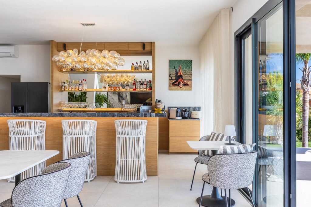 INT.E0.PAV.P-LARGE(CR6_1875-HDR-Modifier)-Booking