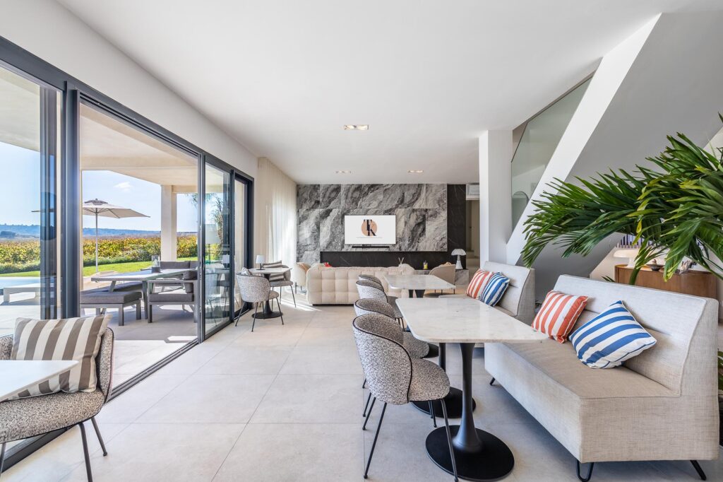 INT.E0.PAV.P-LARGE(CR6_1960-HDR-Modifier)-Booking