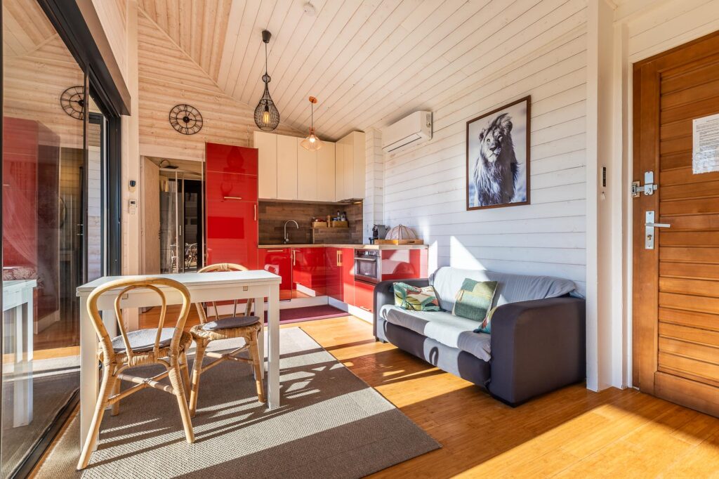 INT.SL.P-LARGE(CR6_2005-HDR-Modifier)-Booking